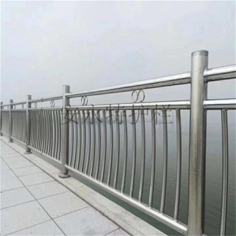 肇慶橋梁鋼制護(hù)欄定制 河道景觀圍欄價格 焊接護(hù)欄